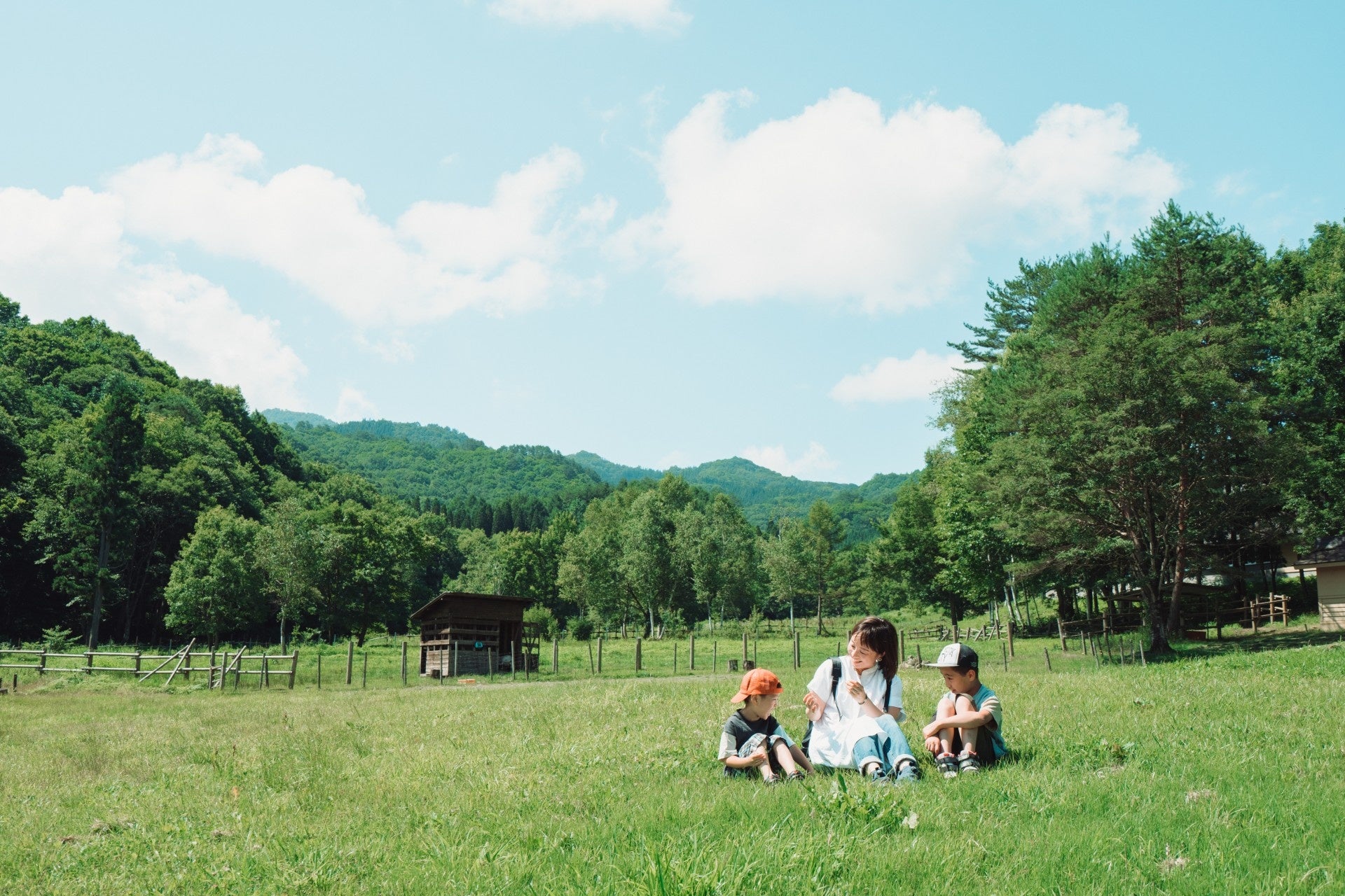 【岐阜県飛騨市】4月25日「天空の牧場」が今季オープン！新登山道「Yamap新道」開通で、標高1,000mの絶景トレッキングと自家製ソーセージを堪能