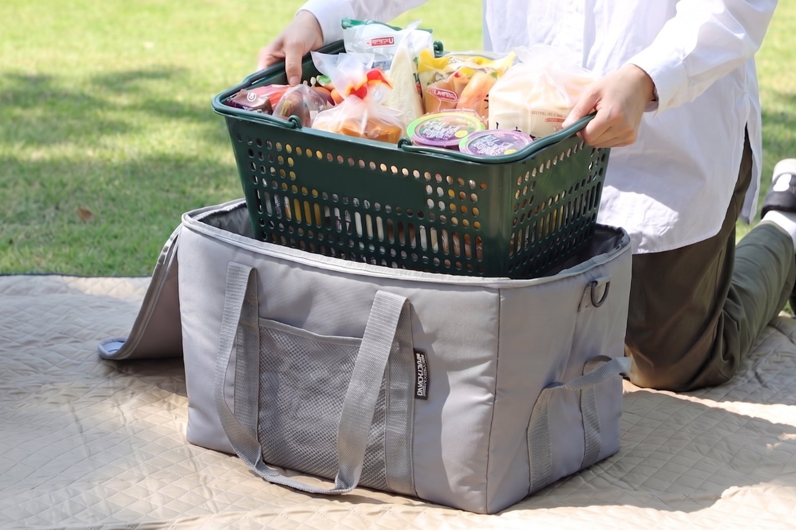 【大ヒットにつき再入荷！】猛暑のレジャーも買い物もこれひとつ！カゴごとすっぽり入る本格保冷のクーラーバッグ