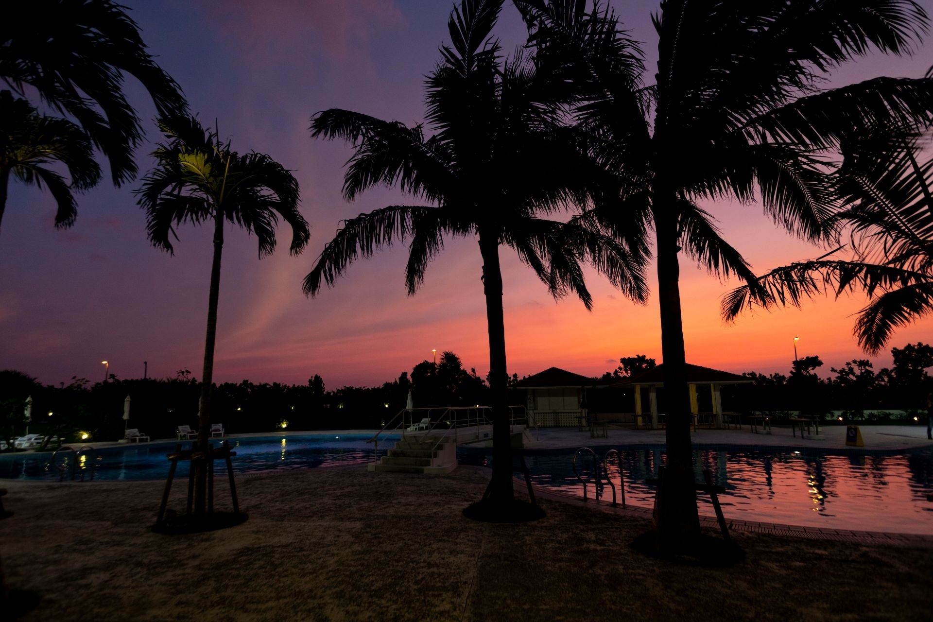 【サザンビーチホテル＆リゾート沖縄】月明かりで幻想的な空間に包まれる「ナイトプール」の営業を開始