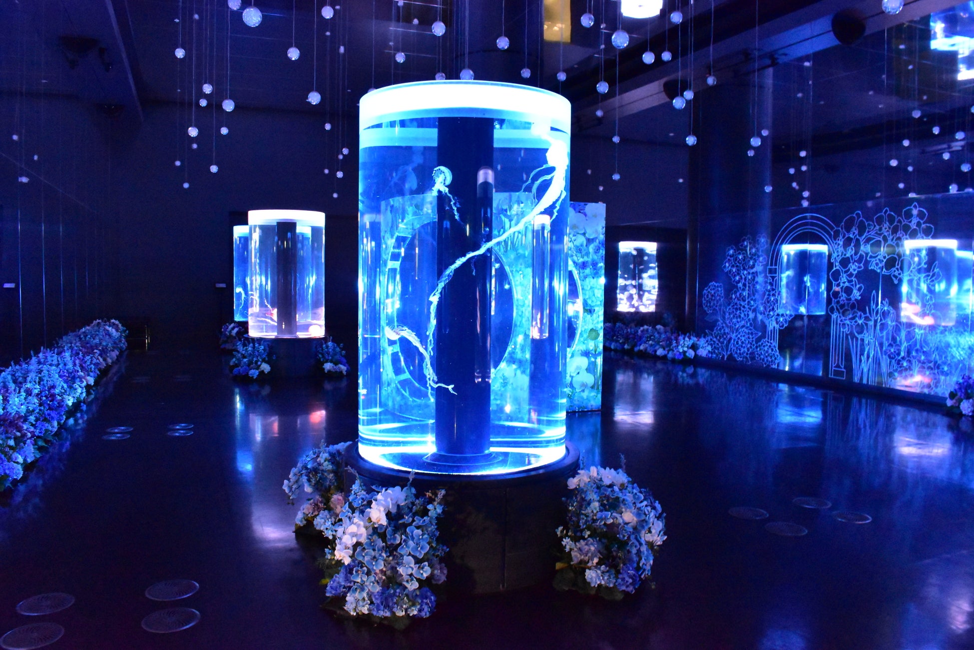 「クラゲ×花」で、生きものを新たな視点から楽しむ幻想的癒し空間へ！ 日比谷花壇、『マクセル アクアパーク品川』の空間装飾をプロデュース。