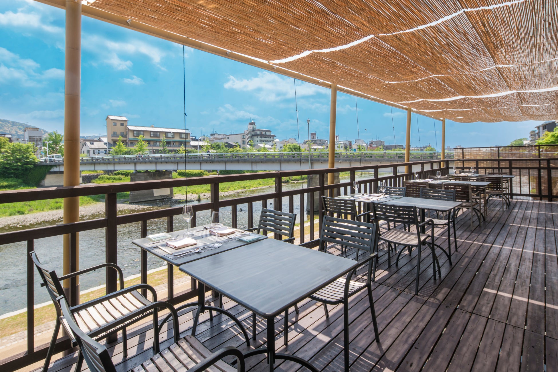 【夏の京都・川床】鴨川沿い最大級「鮒鶴京都鴨川リゾート」での川床ランチ・ディナープランが5月1日より提供開始