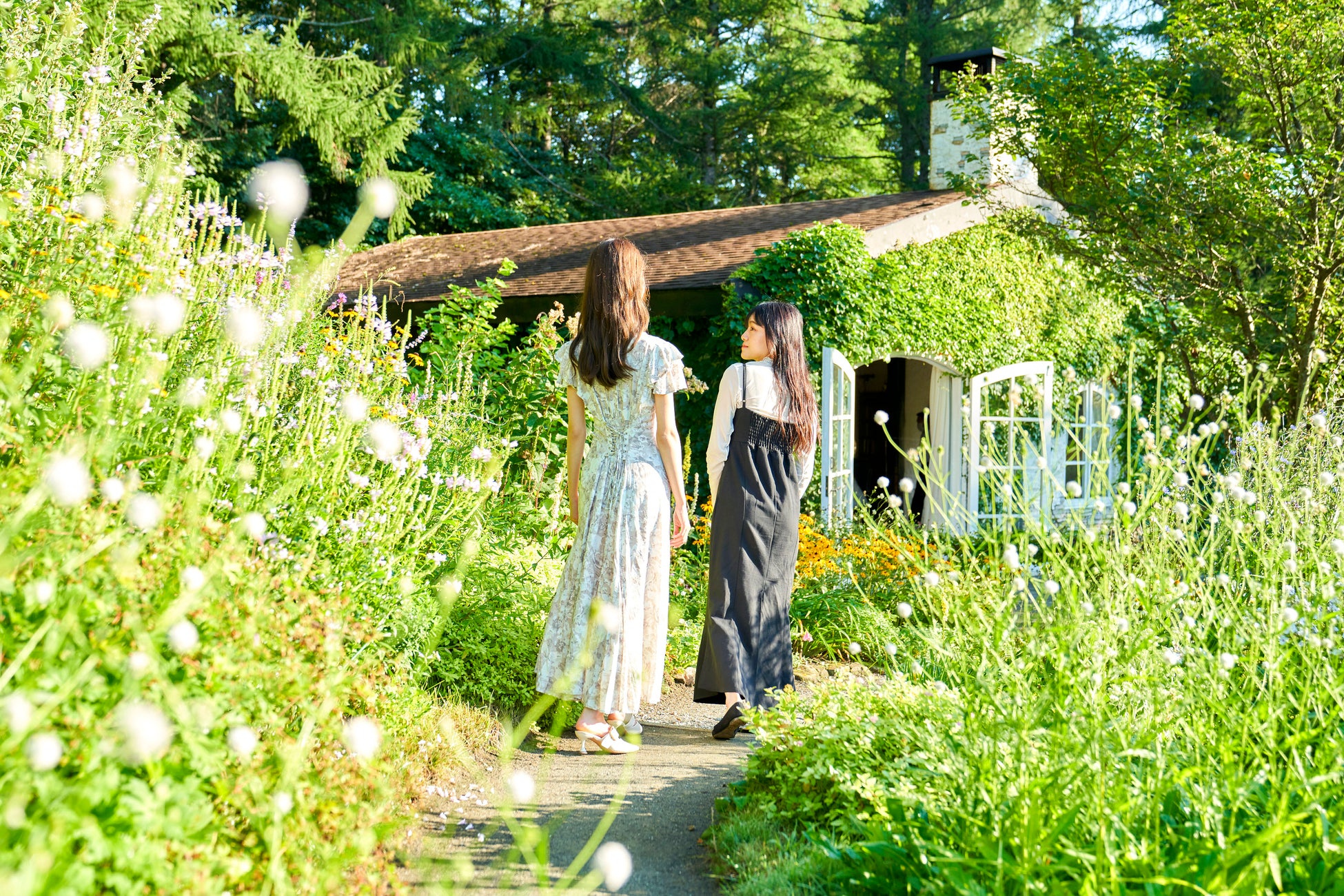 【新富良野プリンスホテル】～奏でた瞬間、ドラマの中へ～ドラマ「風のガーデン」の舞台に、実際に使用されたストリートピアノが登場。花々に囲まれた空間で、訪れた方が自由に奏で、音楽でつながるひととき