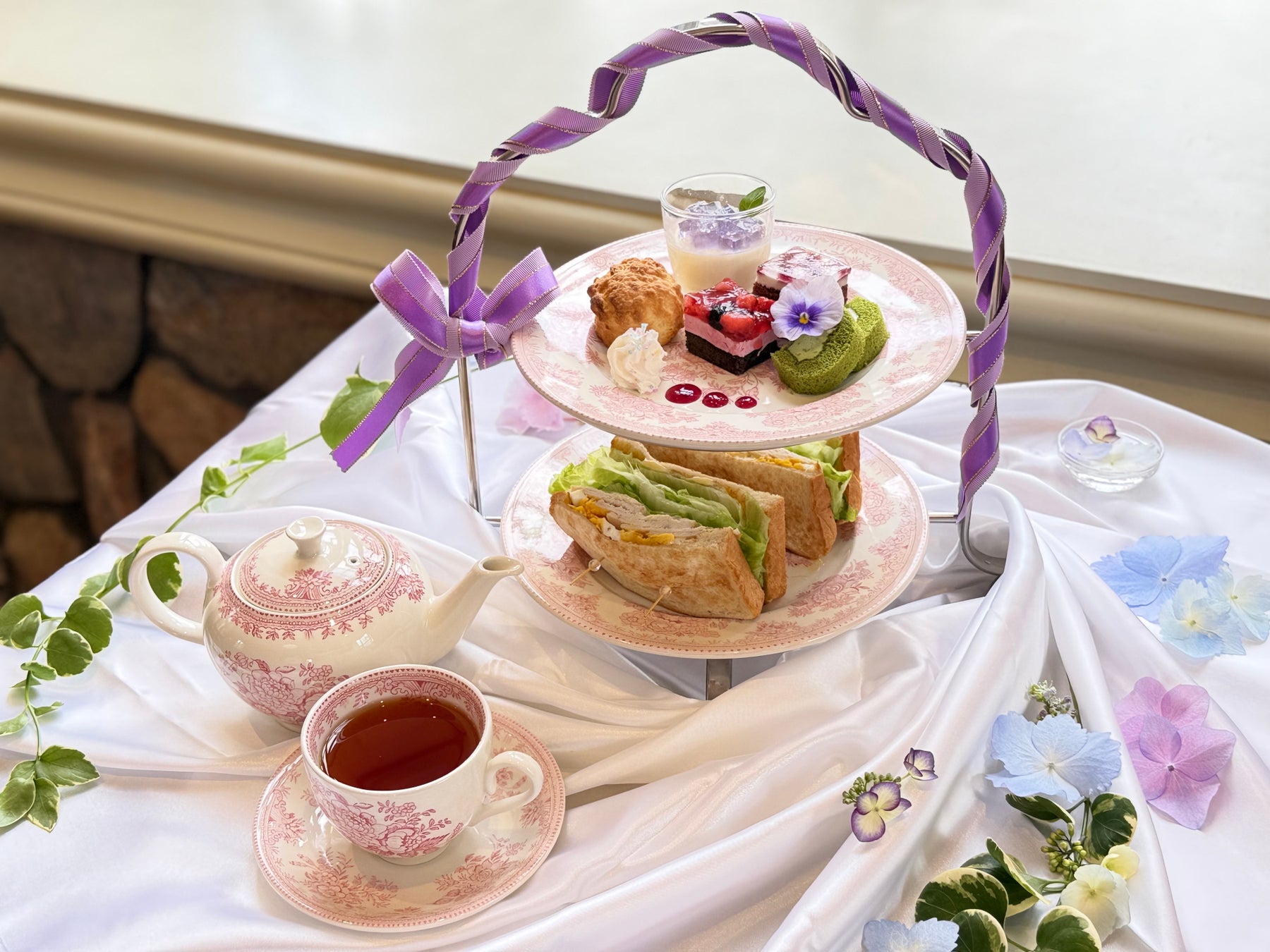 「一色堂茶廊」で初夏を彩るあじさいとバラの限定スイーツを販売