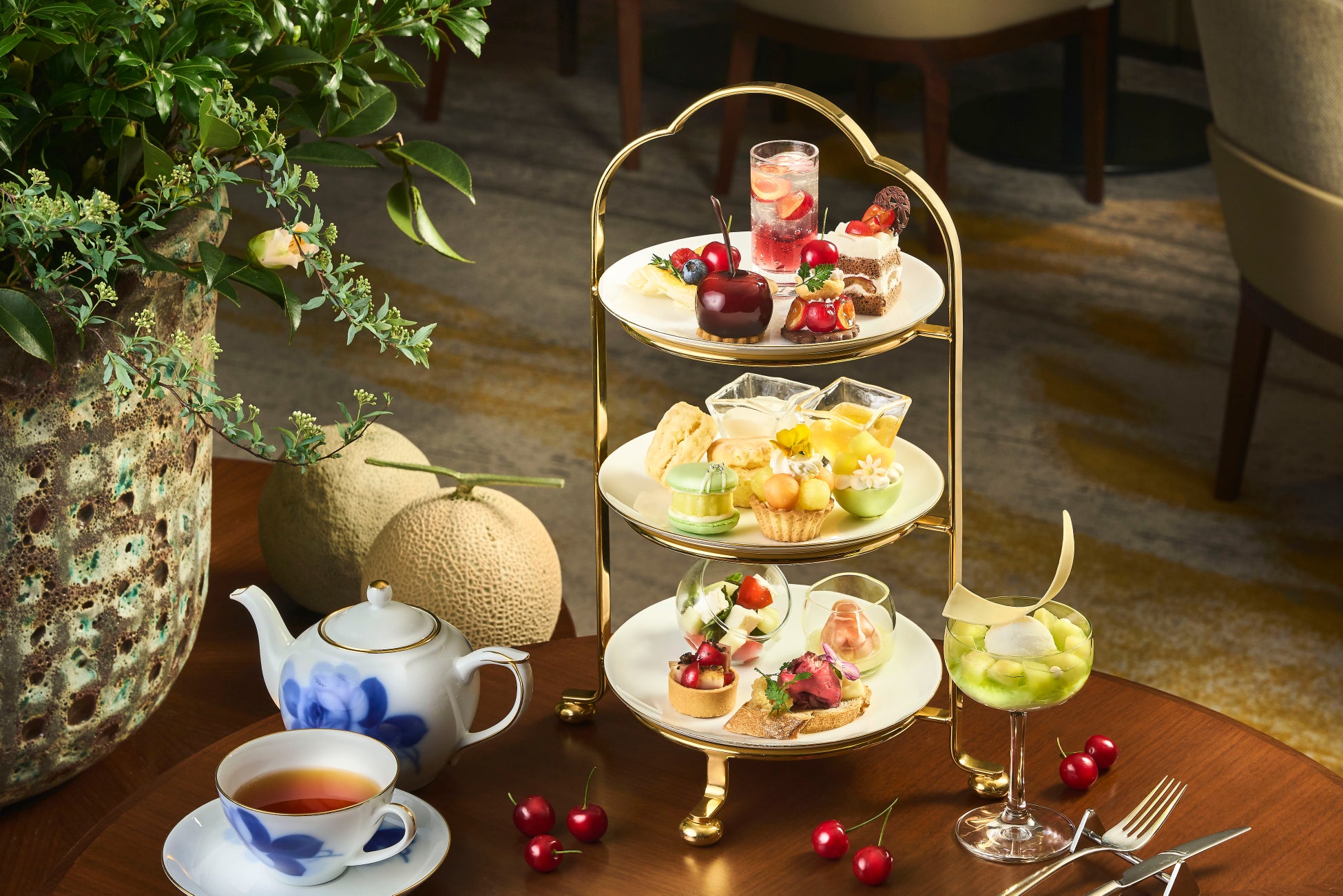 【ウェスティン都ホテル京都】旬は、ほんのひとときだけ。芳醇なクラウンメロンと、深紅に実る佐藤錦が彩る、６月限定アフタヌーンティー