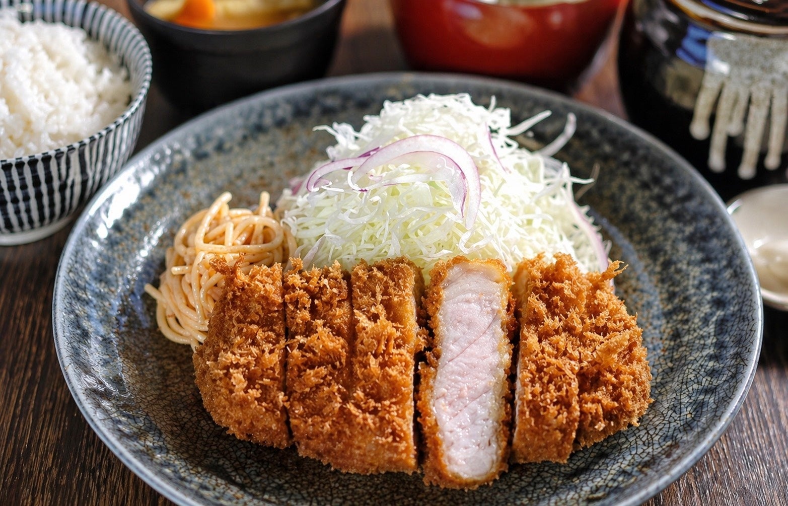 【かつ福 木津川店】全てのとんかつを山形豚で提供開始。価格そのままで一段上の美味しさへ。