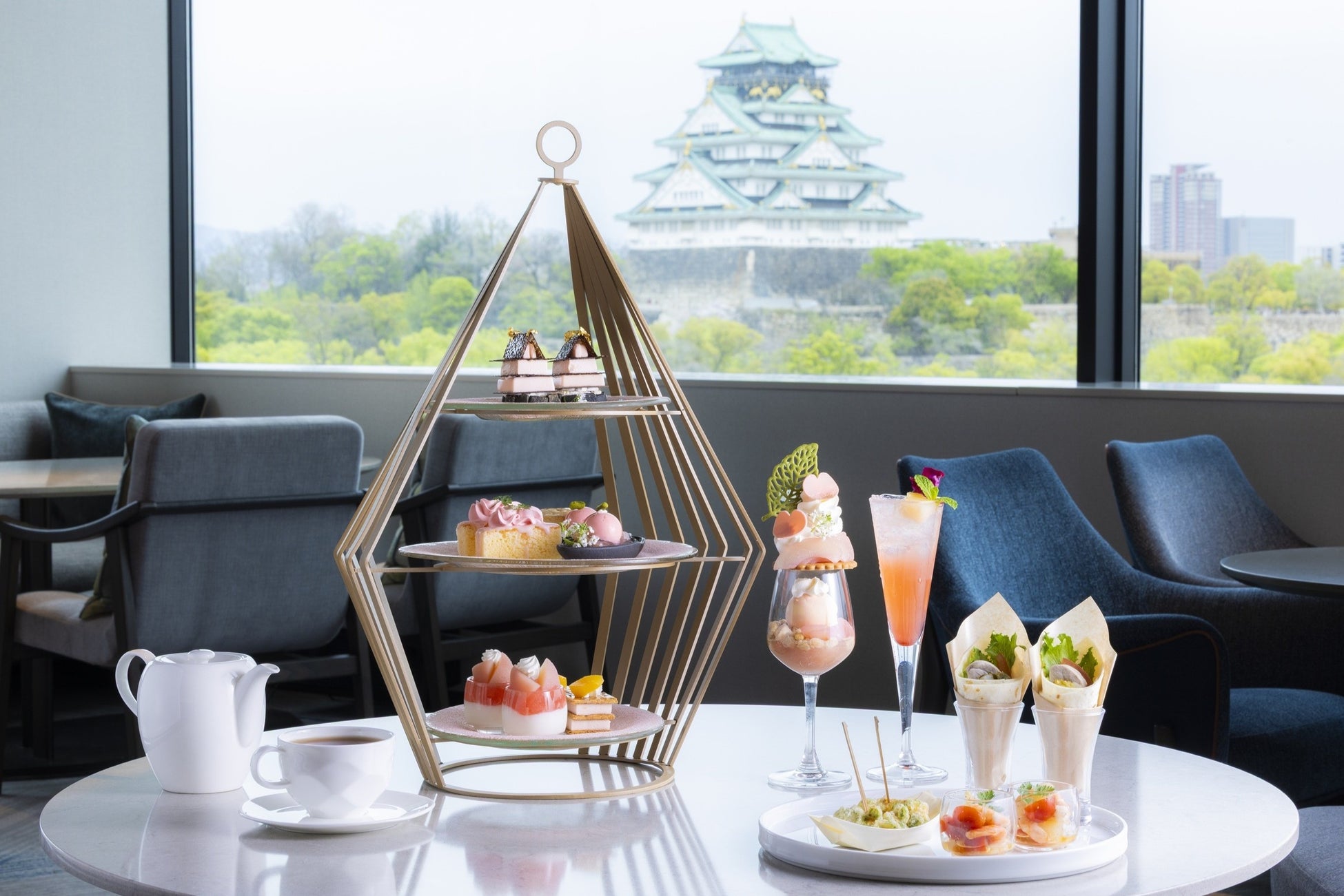 食べ歩きに最適な新商品「カップde小籠包」「あたみ点心串」を発売