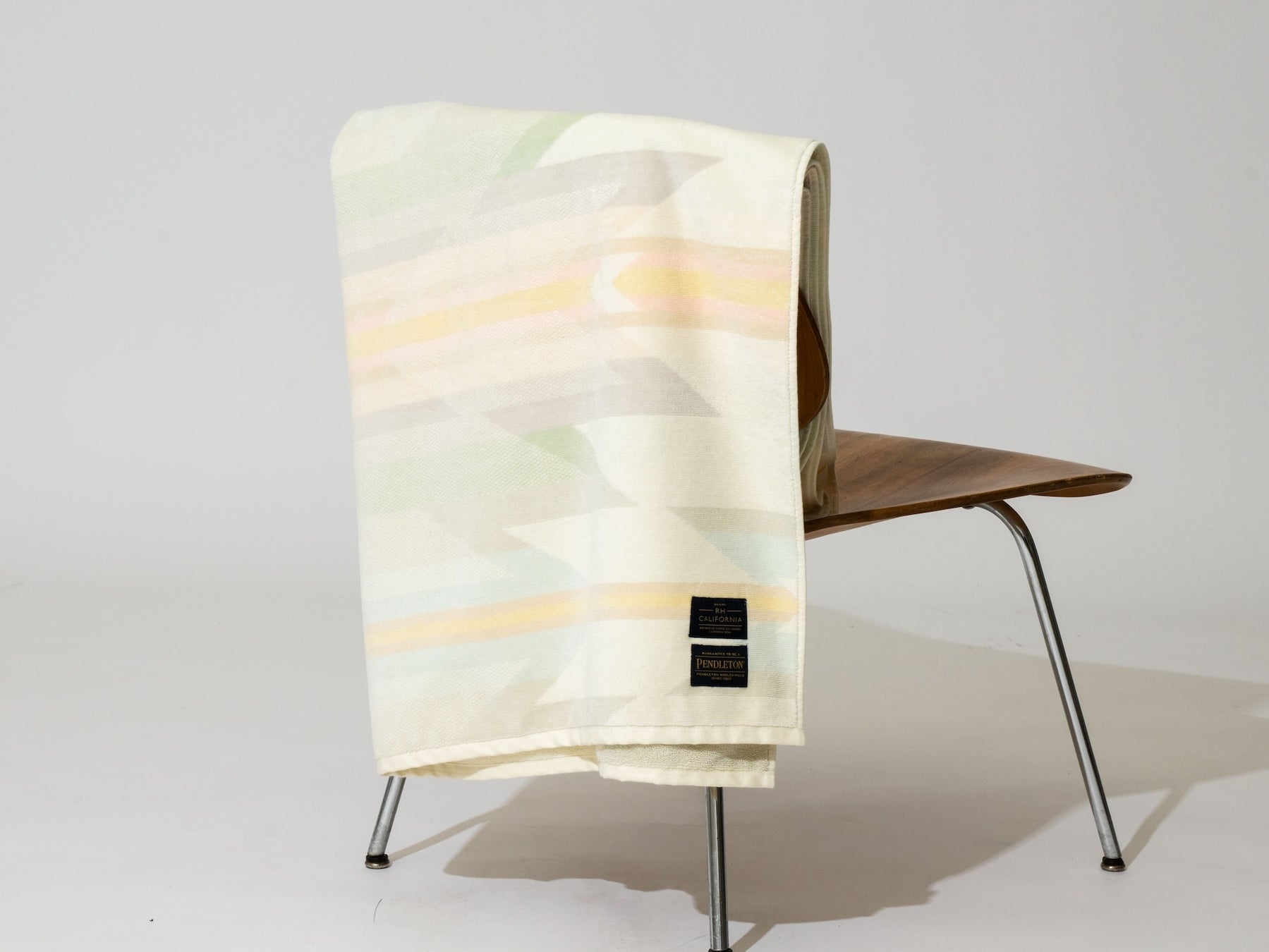 【ロンハーマン】PENDLETON別注の新作ブランケットが登場、Wyeth Trail柄を白に近いトーンで再構築