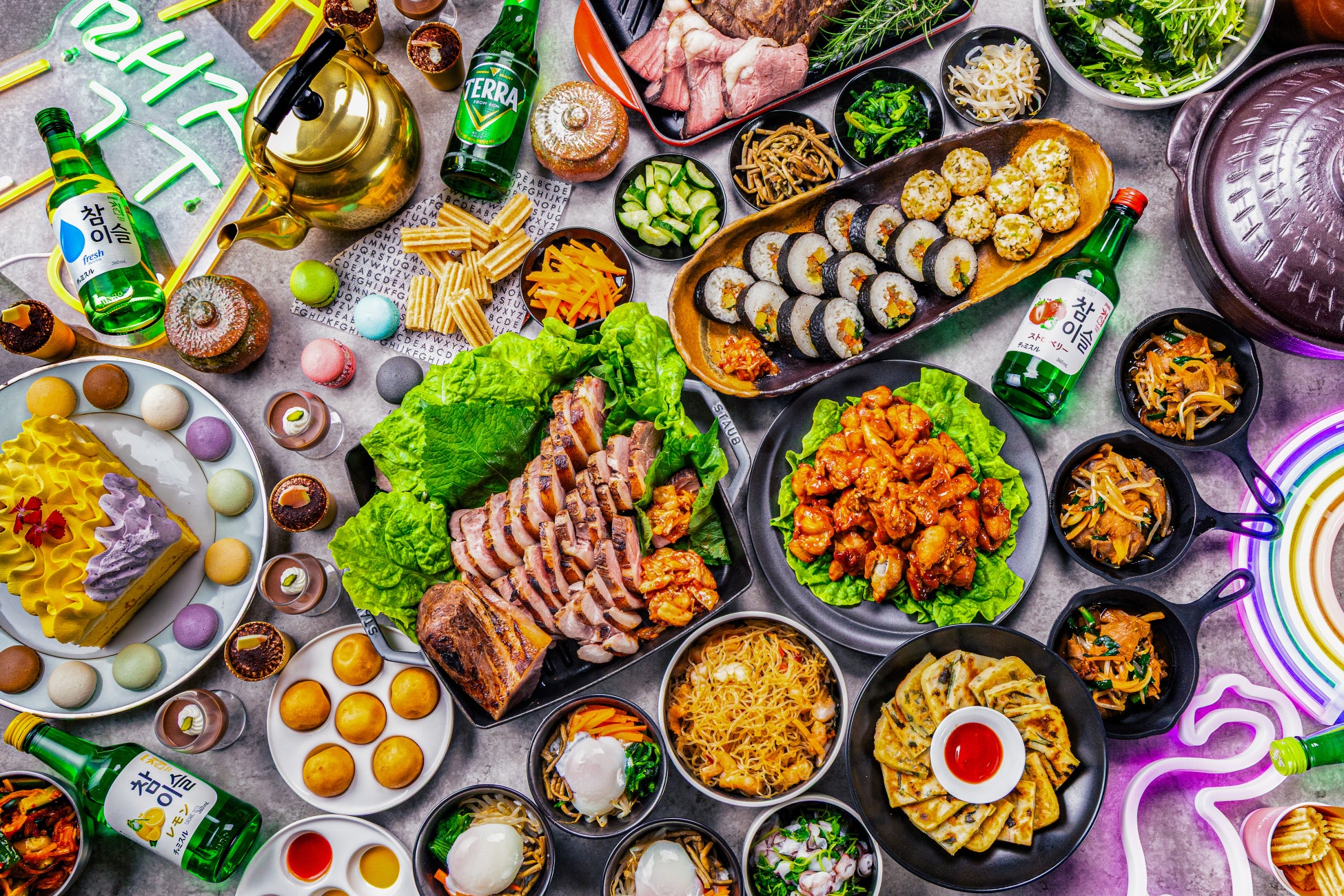 韓国グルメの“沼”にハマる！「韓国ブッフェ K-Food Holic Vol.2」が6月開催決定。約30種の料理＆スイーツをネオンが煌めく韓国夜市風の空間で味わい尽くす。