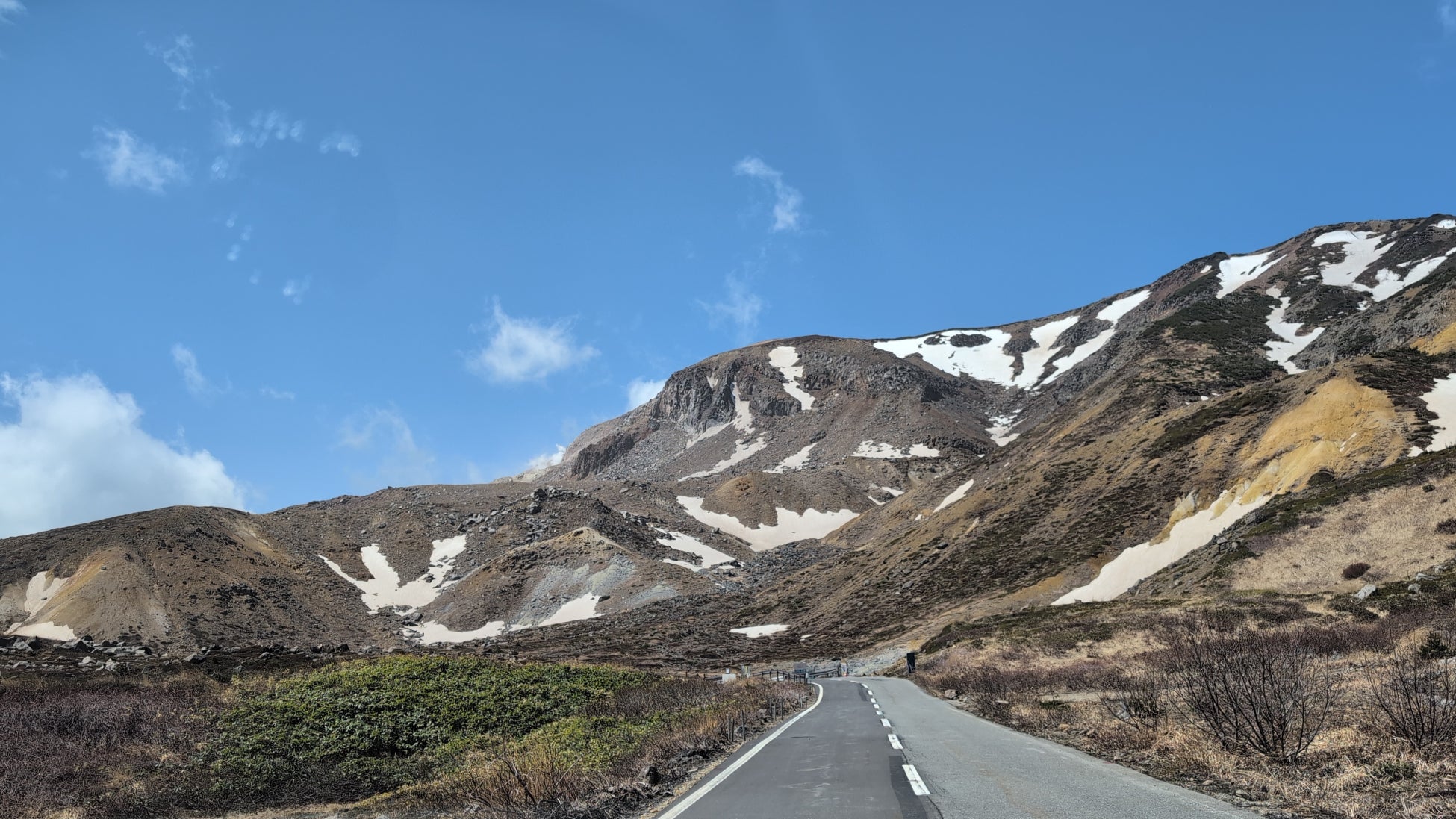 5月だからこそ見られる奇跡。残雪の白と新緑のコントラストを、手ぶらで楽しむ『浄土平スカイアクセス』