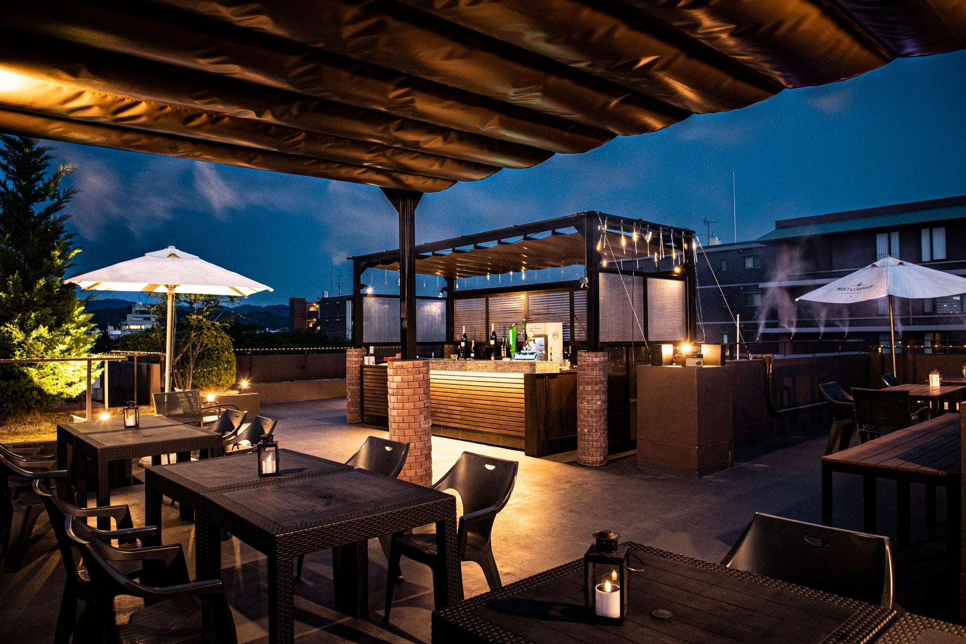 京都で、初夏の風に包まれる。京都東急ホテルの屋上に、心ほどける開放的な「ROOF TOP BAR」が期間限定オープン。