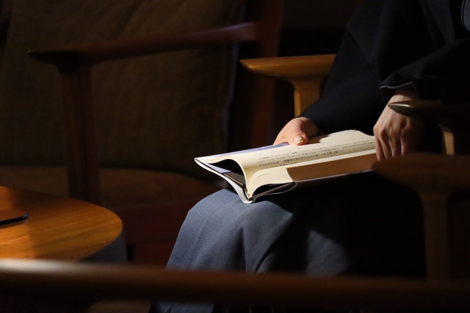 【スマホを置いて、本を読む旅へ】梅雨限定”読書没入”企画「読月（よみつき）」開始　（江田島荘）