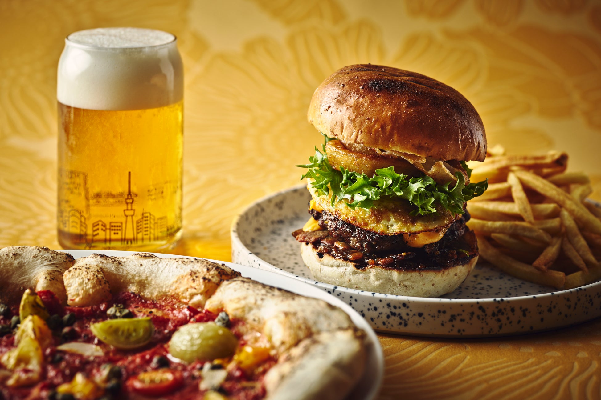 【ホテルインディゴ東京渋谷】こだわりを重ねた、3種のバーガーと1種のピザを4月15日(水)より提供開始。