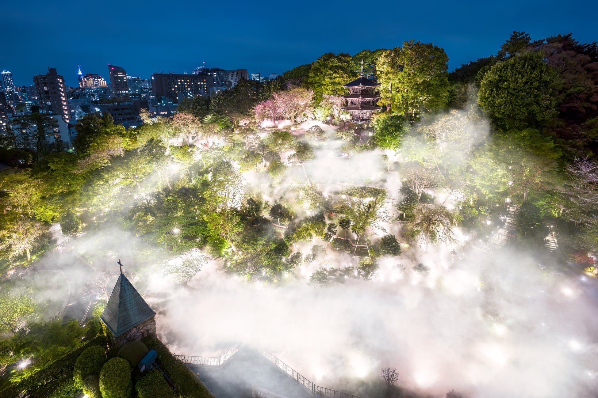 【ホテル椿山荘東京】都心の庭園に現れる奇跡の絶景が、次のフェーズへ　幾重にも重なる雲が生む“一期一会の景色”進化した「東京雲海～八雲～」7月1日よりスタート