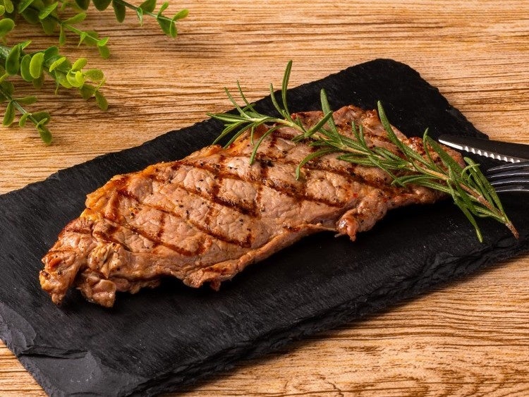 【ANAクラウンプラザホテル成田】肉好きには堪らない、サーロインステーキ150gを1人1枚ずつ贅沢に。THE BBQ YARD GROVE HILLS NARITA、夏限定ビアガーデンプラン販売開始！