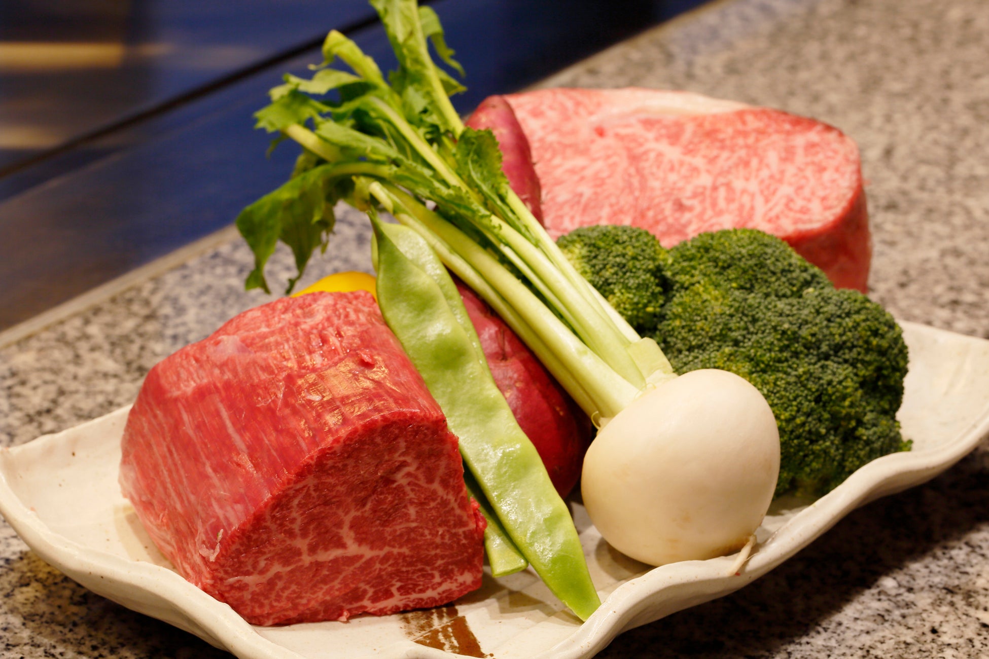 【大阪マリオット都ホテル】黒毛和牛や真鯛などの厳選食材を五感で堪能。地上約270メートルからのパノラマビューとともに、シェフの技を間近で楽しめるランチイベントを開催
