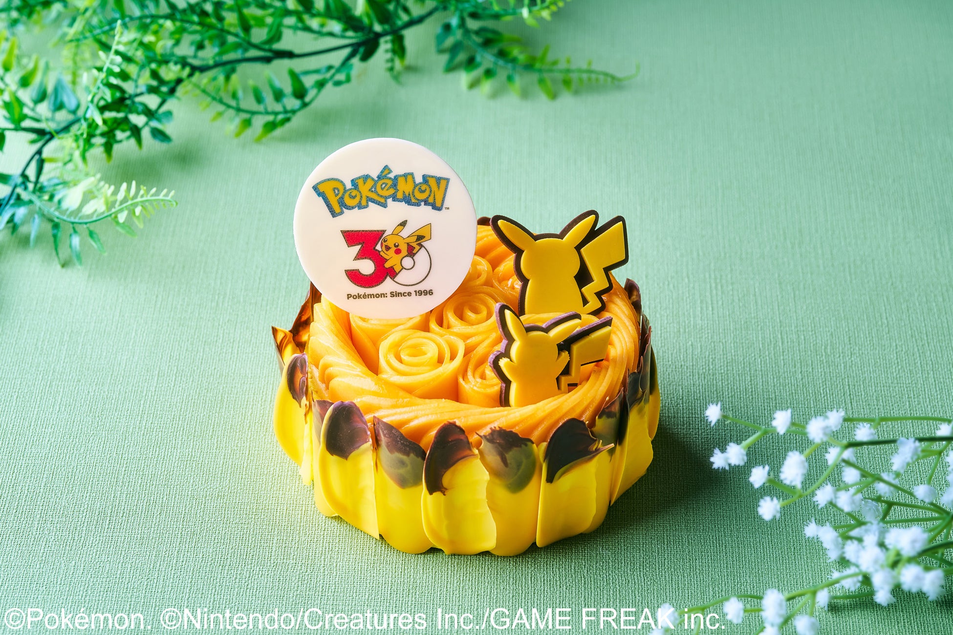 そらとぶピカチュウをデザインしたパフェ、ピカチュウをテーマにしたオールイエローのグルメバーガーなど冒険がテーマのメニューが登場「ポケモン30周年コラボレーション グランド アドベンチャー」