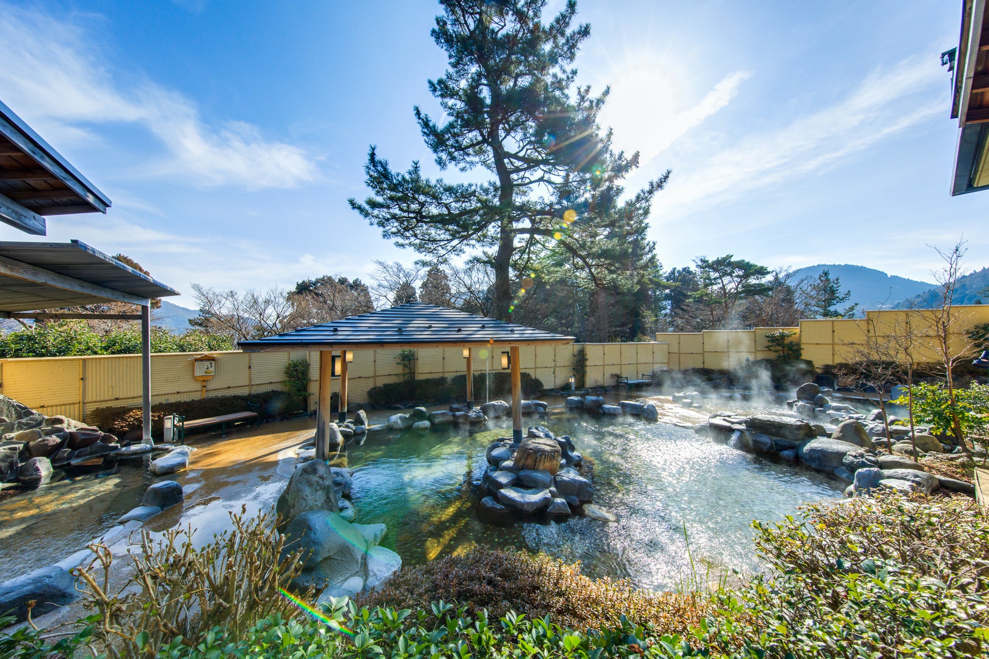 【箱根小涌園ユネッサン】登山シーズン到来！「おいでよ！山頂証明フォト割」山頂での一枚が、入場料半額クーポンに！