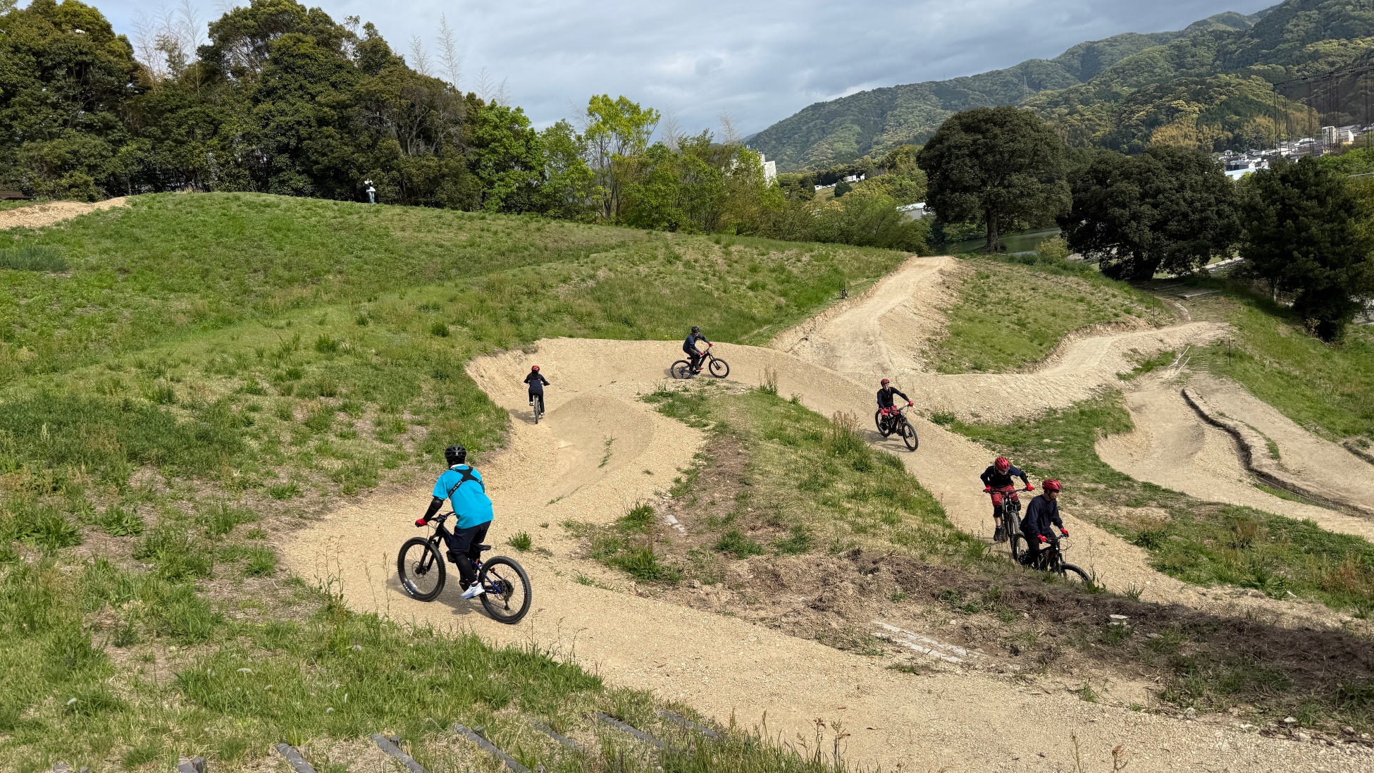日本初のMTBコース造成用の特殊重機で壮大なMTBフィールドをわずか3か月で造成——防災公園に「マウンテンバイク×災害対応」を実装。山守人が和歌山・海南ハレアメのフィールドコンサル・造成を担当