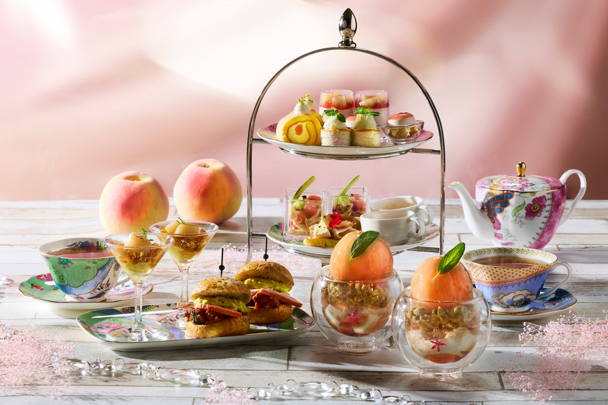 【1個丸ごとの白桃を冠にしたパフェの夏アフタヌーンティー「ピーチ」】ザ ロイヤルパークホテル アイコニック 東京汐留