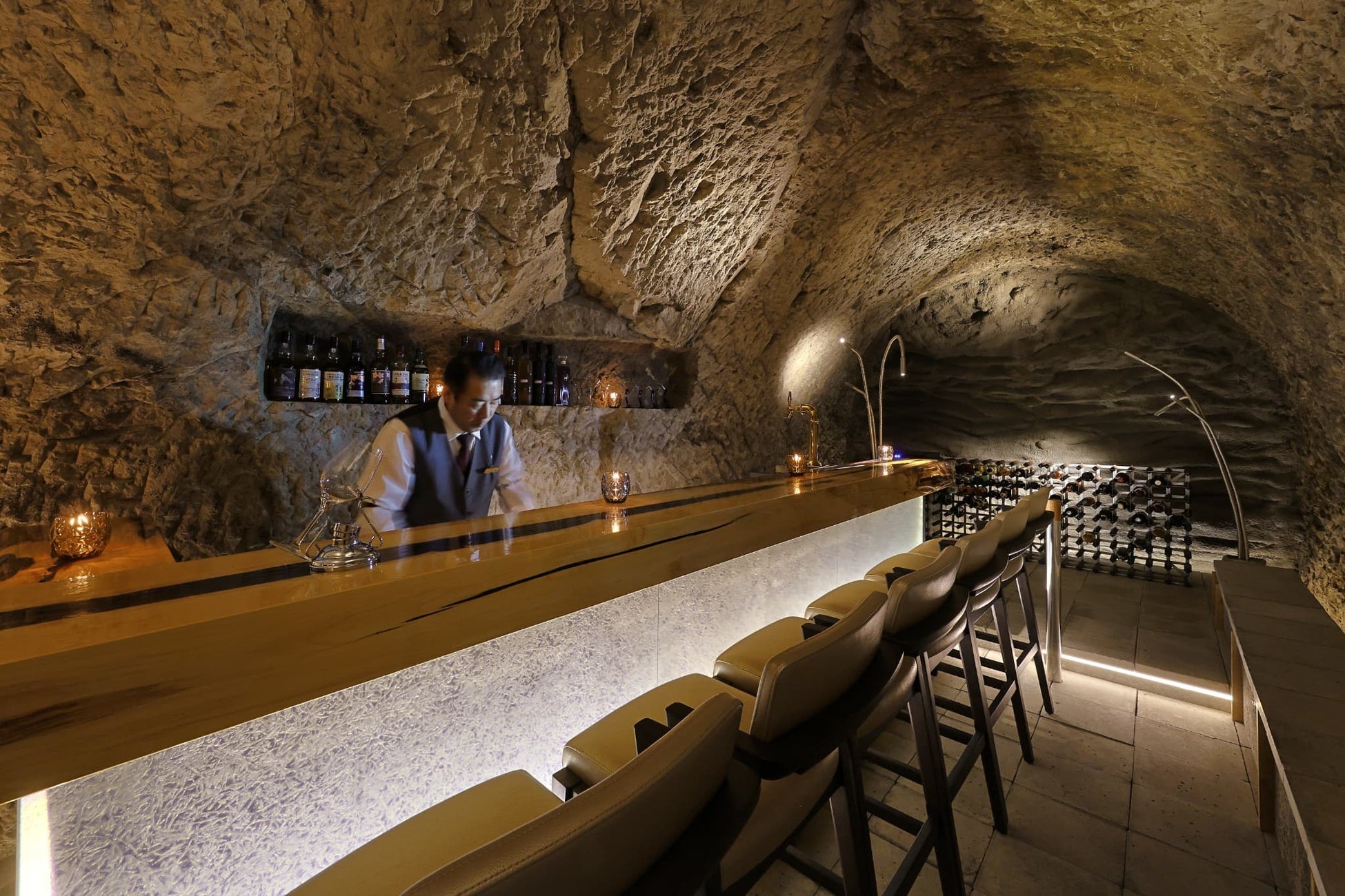 洞窟BAR【THE BAR 23.46】誕生　CAVESCAPE　BAR　　　　　洞窟が醸し出す異世界と最先端の建築が見事に融合した空間　　　（千葉県館山市）2026年4月25日OPEN