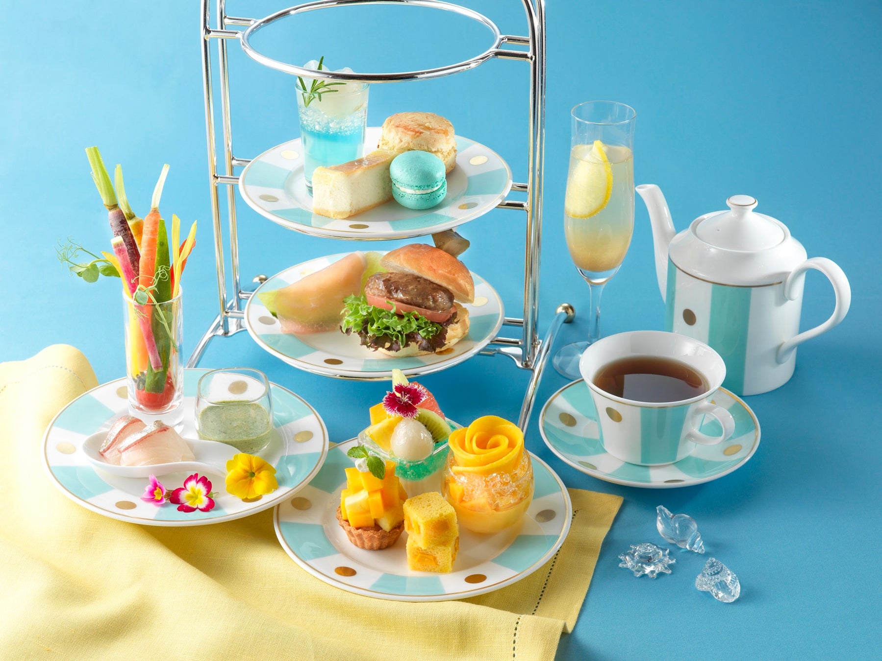 “光の海”で波乗り気分!TOTTEI PARKの「登れるイルミ」が、海をテーマにした涼しげな夏カラーに『TOTTEI PARKイルミナイトSUMMER- KOBE MARINE BLUE』