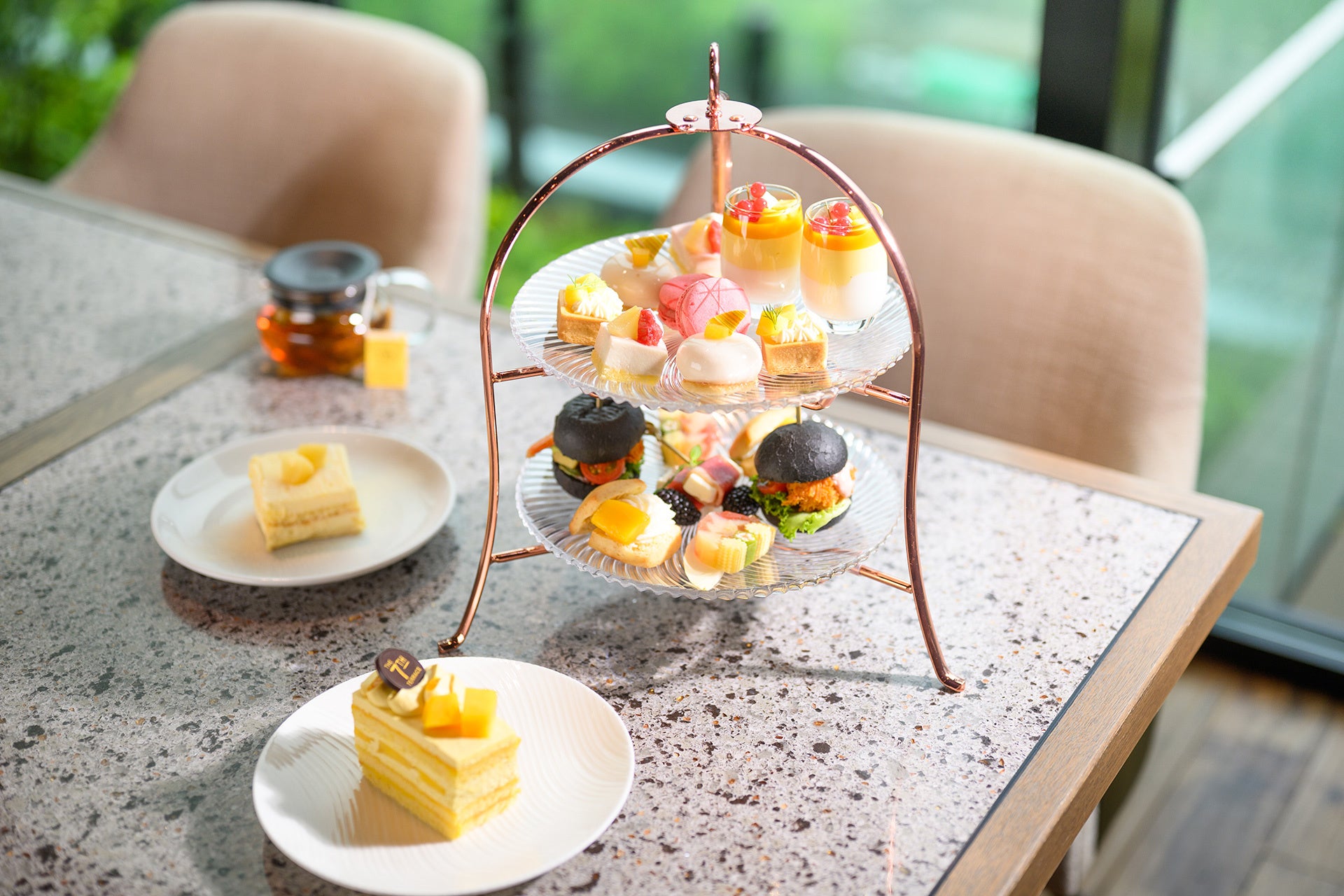桃とマンゴーが彩る夏限定「THE 7th アフタヌーンティー」。「TWG Tea」ティーフリーとともに楽しむ、夏のご褒美ティータイム／ザ ロイヤルパークホテル アイコニック 名古屋