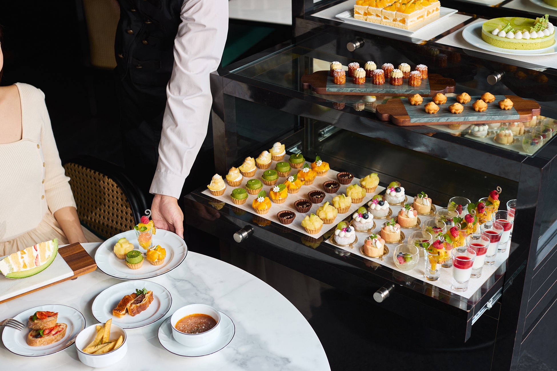 「La Jyho Terrace」にてデザートワゴンでプレミアムな午後のひとときを愉しむ夏のスイーツビュッフェ「The Royal Lounge ～Sweet Symphony～」を開始