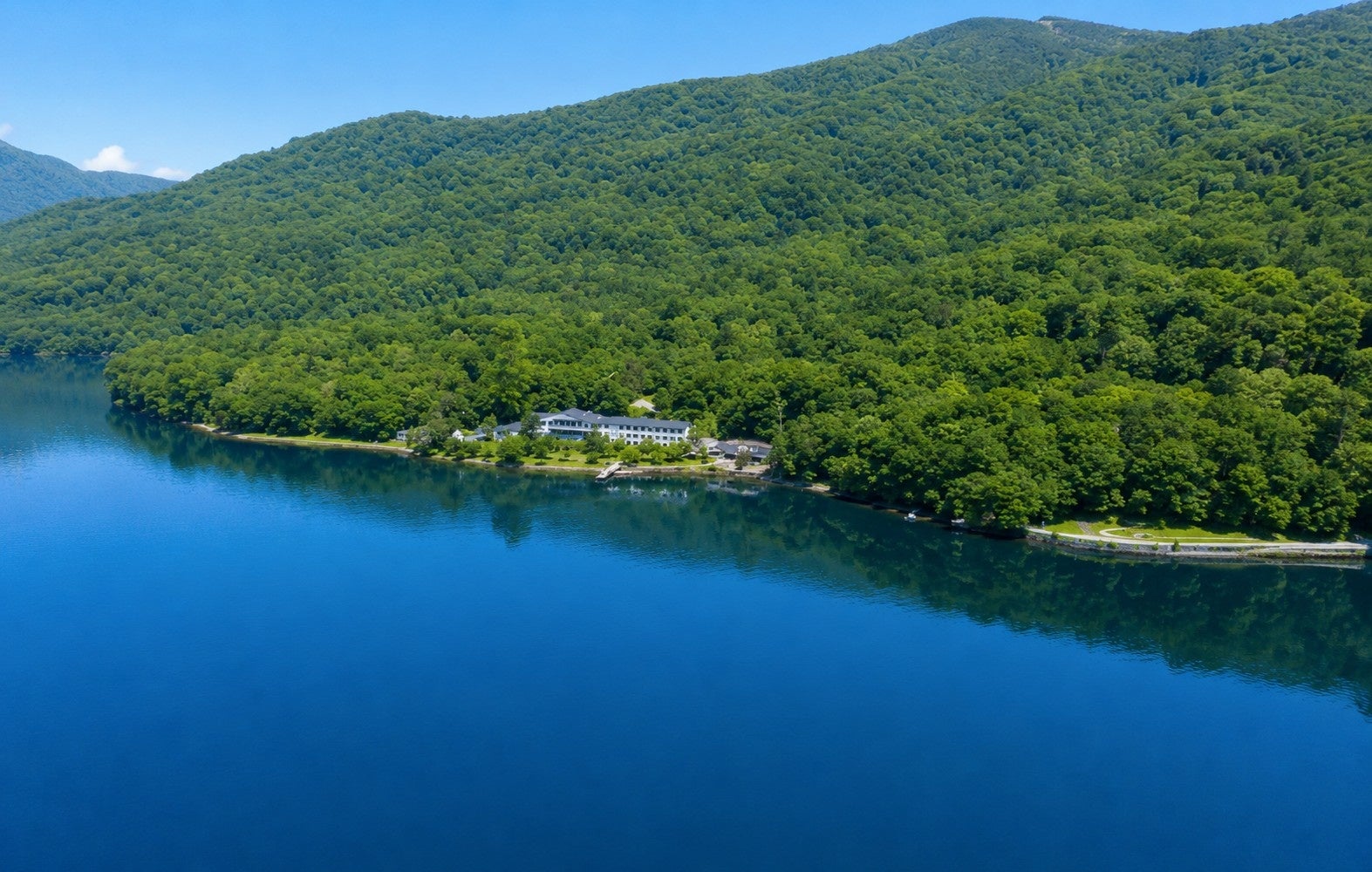 【奥札幌の秘湯　湖畔の宿支笏湖　丸駒温泉旅館】温暖化に負けない、支笏湖の新たな涼。大自然を守り、魅力を体感する「支笏湖ビーチby丸駒温泉」が誕生！