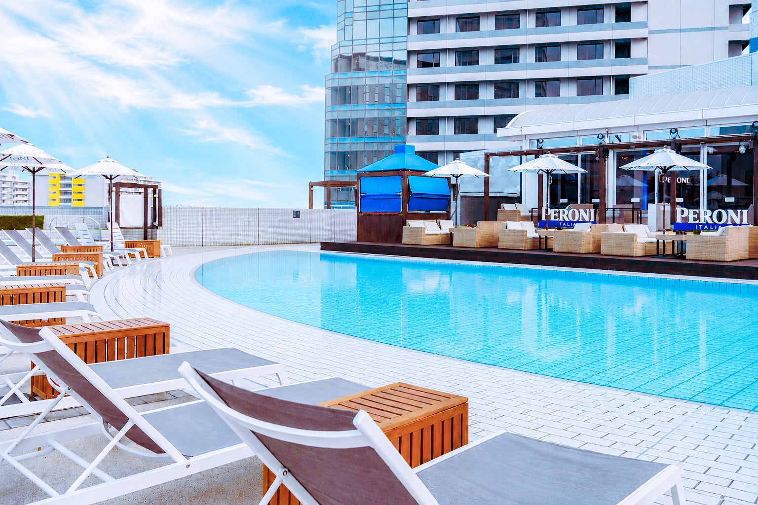ホテル屋上のガーデンプールが6月13日から夏季限定でオープン「City Break×Recharge」をテーマに、昼は都会のオアシス、夜は煌めくナイトプールに