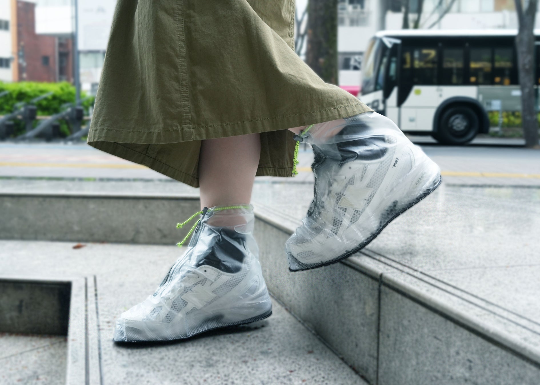 梅雨シーズン到来で需要拡大。“持ち運べる長靴”「A/D2 シューズレインカバー」