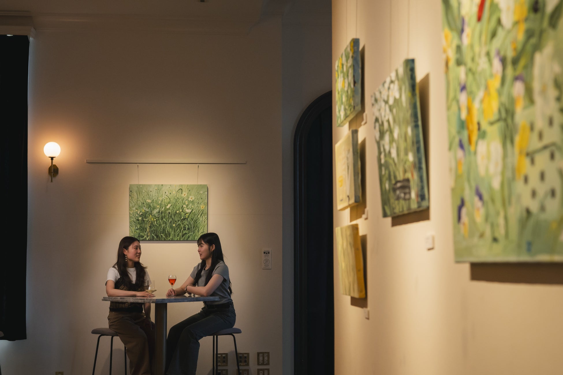 幻想的な建築美を感じるホテル内ギャラリー「UNWIND GALLERY」で、恋するように季節を感じるアート体験を。花や植物をモチーフに、恋心を描いた作品が並ぶ展示「Bloom for me」開催