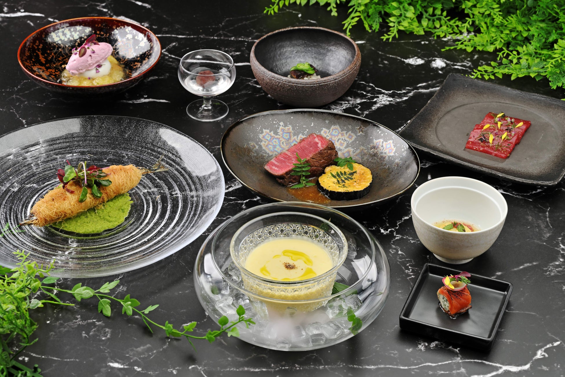 【ザ・プリンス 京都宝ヶ池】「メインダイニング いと桜」で暑気和らぐ美食の時間を　シェフ野口が挑む和とフレンチのハイブリッドディナーコース 「サンク サヴール」夏～初秋メニューを販売