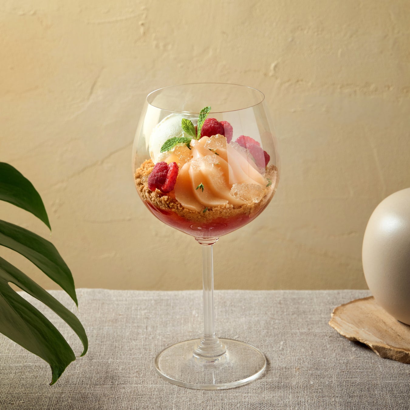 ホテルグランバッハ東京銀座 | 旬の桃と発酵のマリアージュ「グランバッハパフェ『Fermenté -Peach Melba-』」を発売