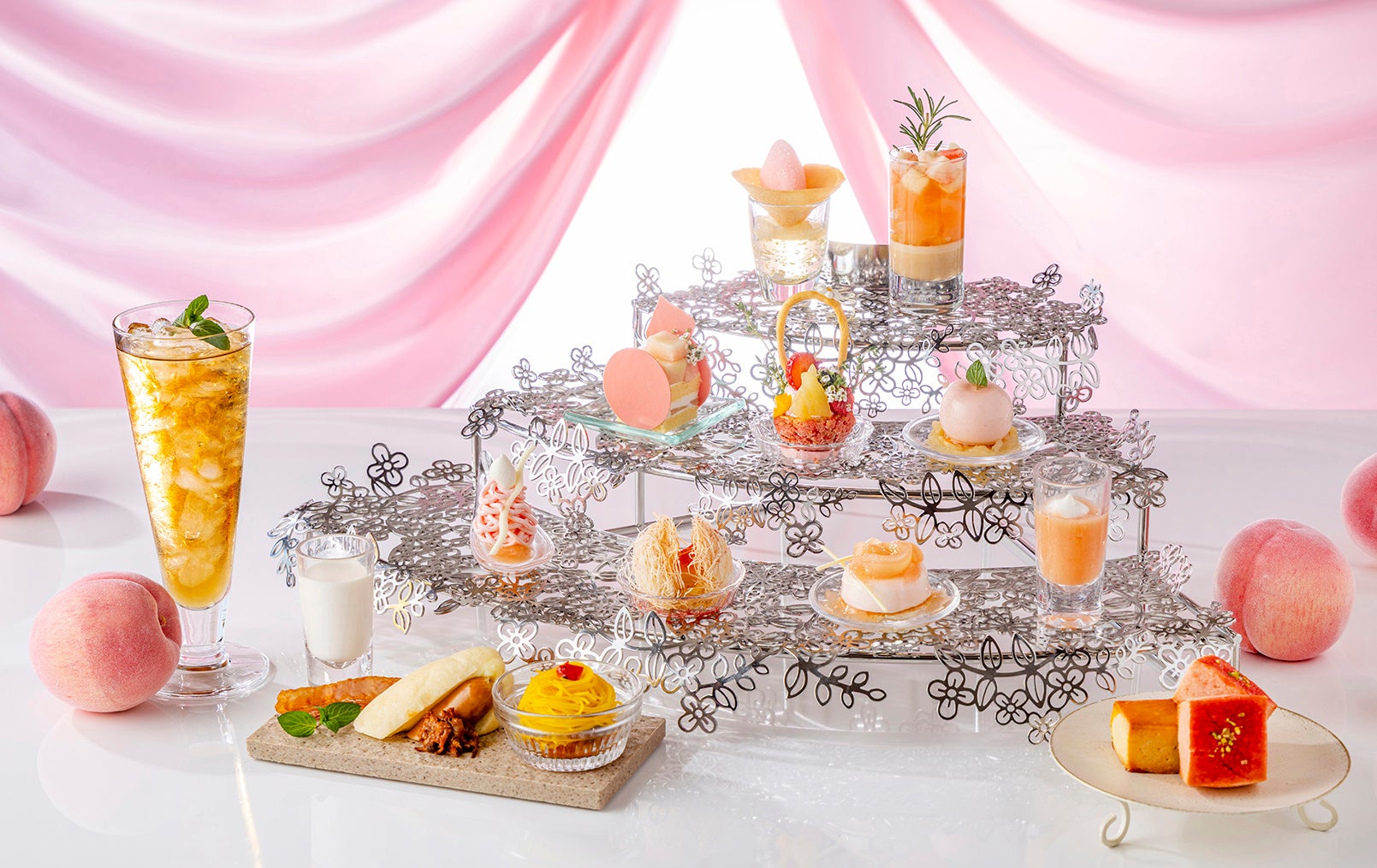 【ヒルトン東京お台場】みずみずしい桃を多彩に味わう、夏限定「ピーチ アフタヌーンティー」　桃スイーツ9種に、スコーン＆サンドイッチのテーブルサービスも