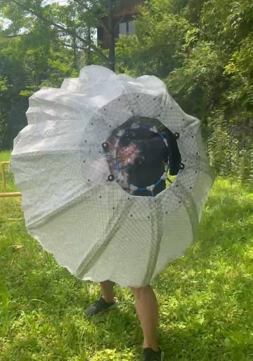熊との予期せぬ遭遇に備える携帯用対動物防護具特許取得から2か月で実寸試作機を開発