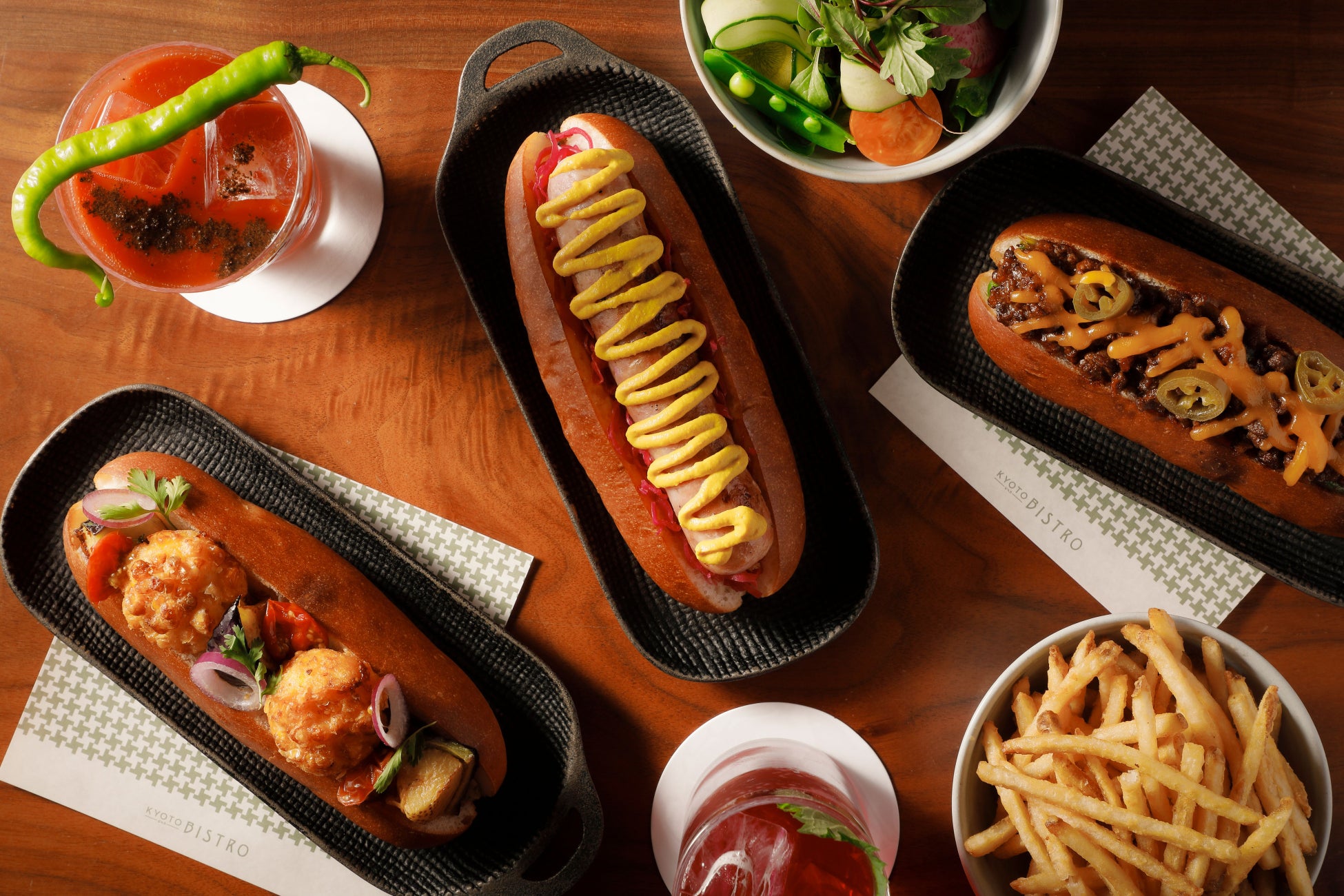 【パーク ハイアット 京都】 「KYOTO BISTRO」夏季限定、京の感性が息づく夏の味わい“KYOTO TWIST DOGS”