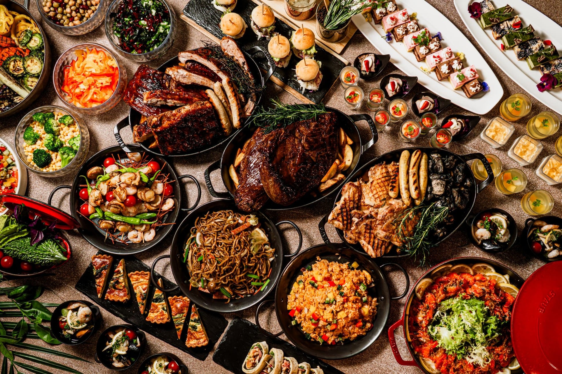 今年の夏は“肉まみれ”グリルビーフやスペアリブを楽しむランチブッフェとテラスBBQで楽しむリゾートグルメフェア開催！ | 沖縄・ラグナガーデンホテル