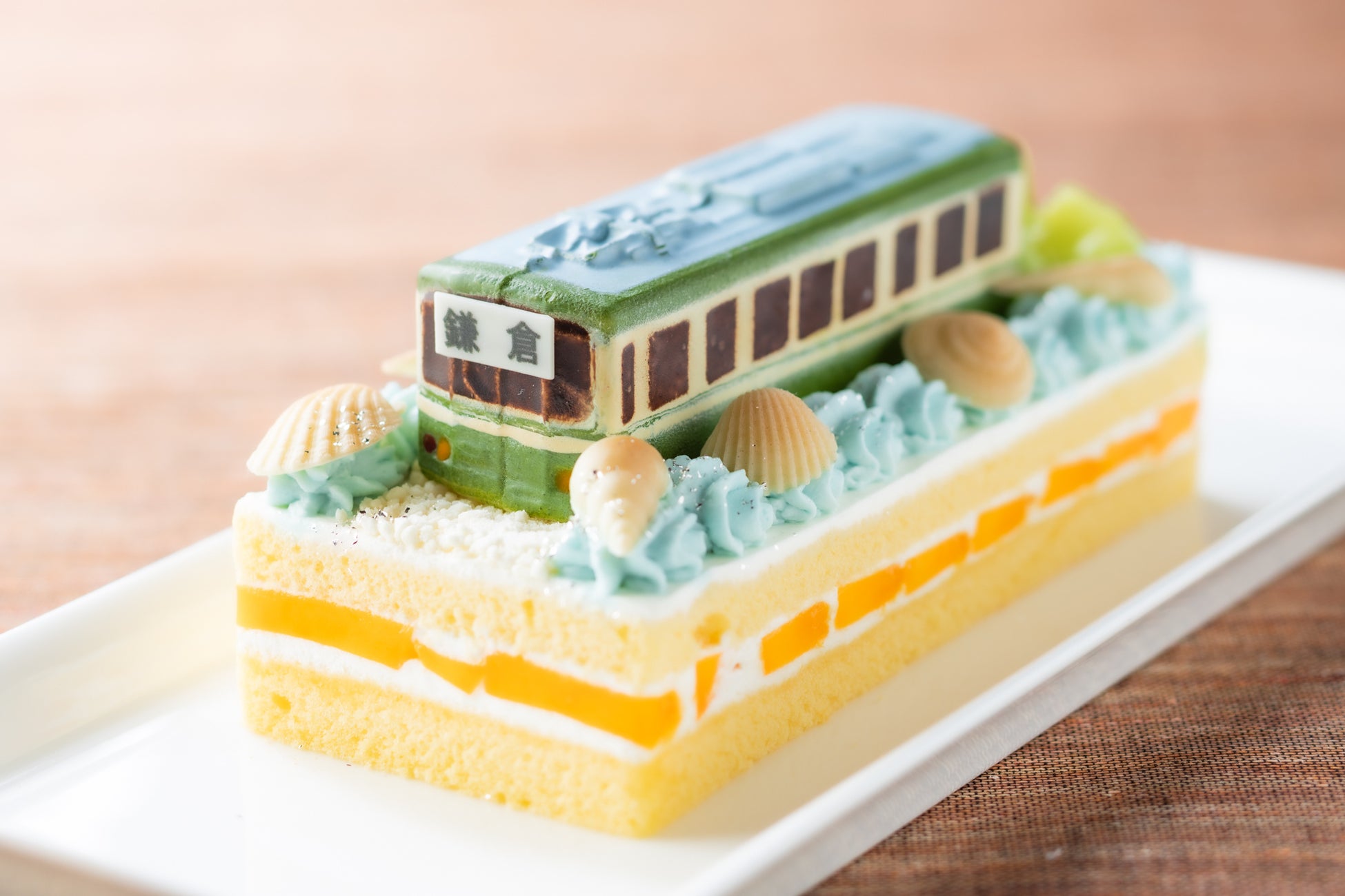 【鎌倉プリンスホテル】『江ノ電ケーキ』第二弾！夏の湘南の海岸線を走る“江ノ電”をケーキで表現。夏限定デザインを販売