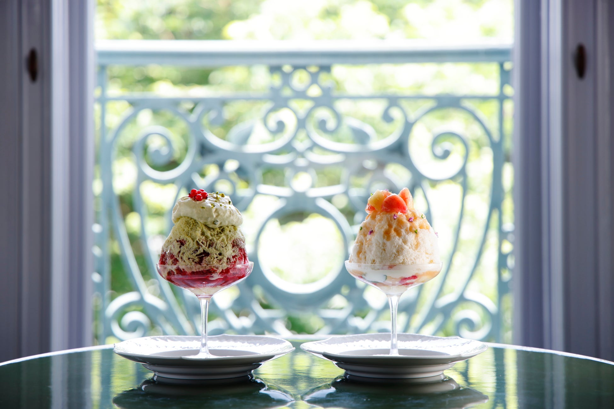 【京都・ホテル長楽館】重要文化財で味わう“かき氷×サバラン”の新感覚デザート「長楽館 氷菓」　白桃ミルクとベリーピスタチオを期間限定提供