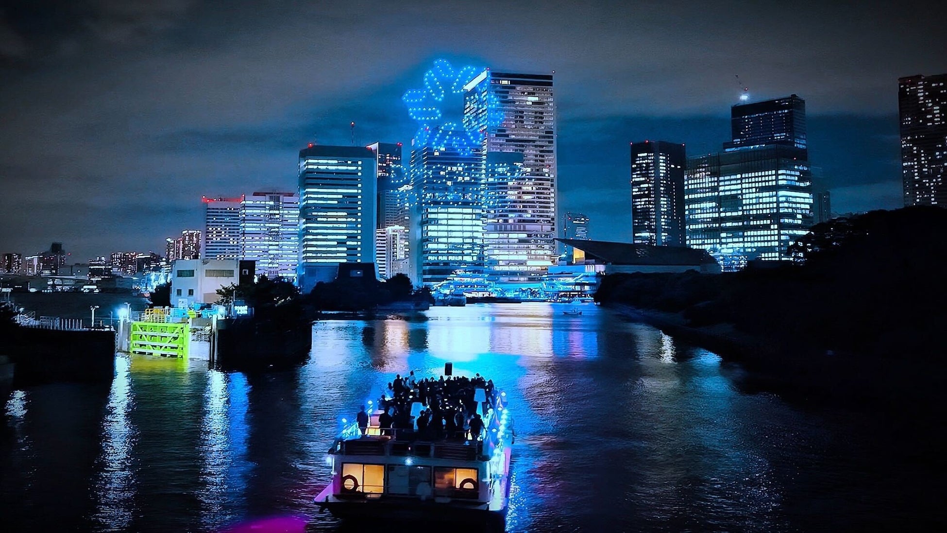 【東京・竹芝初の船上観覧ドローンショー開催】クルーズ船から見上げる、夜の光の舞『LIGHTDANCe』に歓声