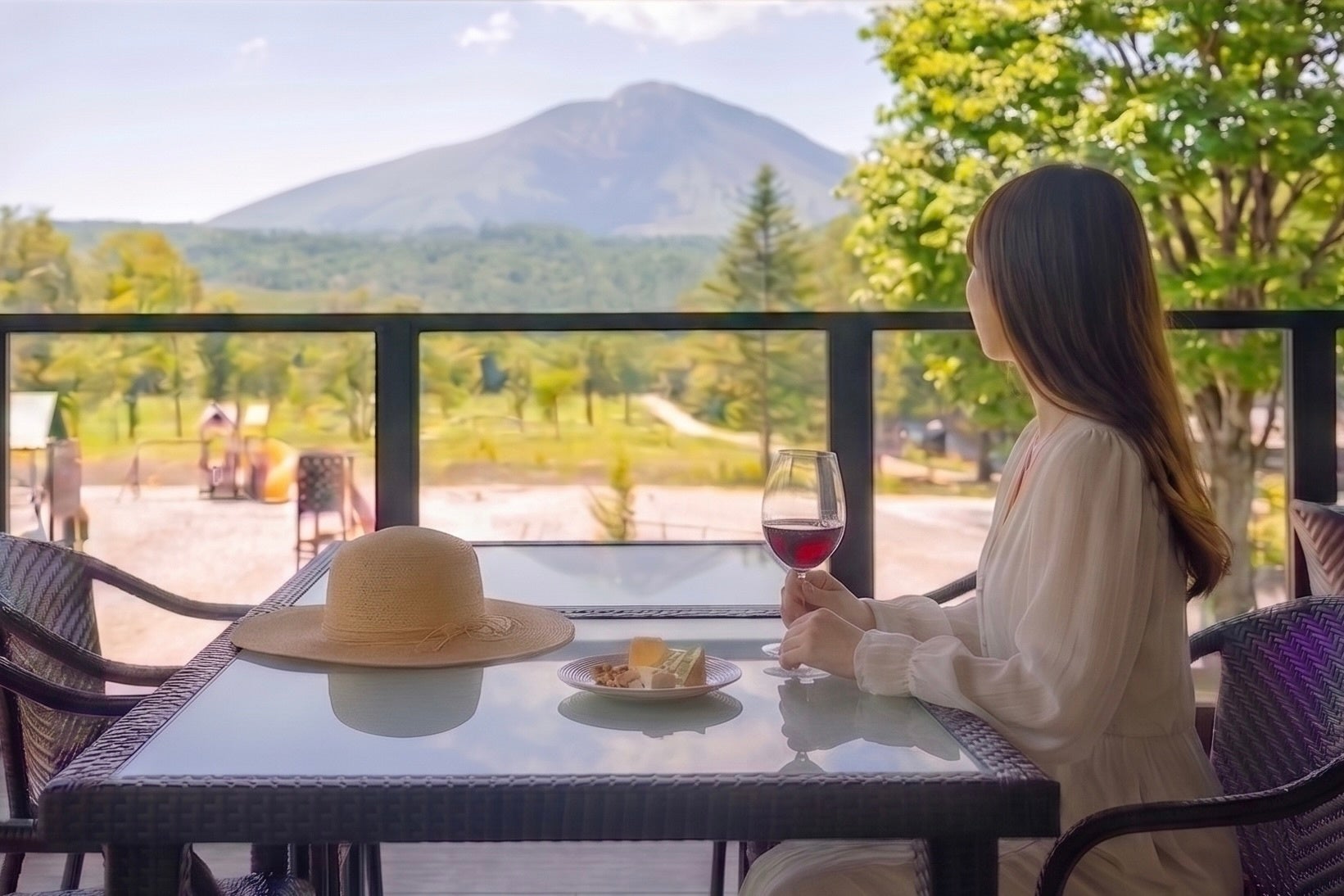 浅間山ビューの特等席で涼む「森のワインテラス」　北軽井沢の絶景ヴィラリゾート「あさま空山望」にて7月限定開催　避暑のひとときを愛犬と楽しむ高原の4日間限定イベント