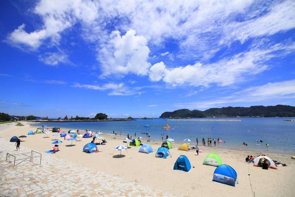 本州最南端・橋杭海水浴場が6月27日オープン　国名勝「橋杭岩」の絶景ビーチでサマーフェスタやローカルグルメを満喫
