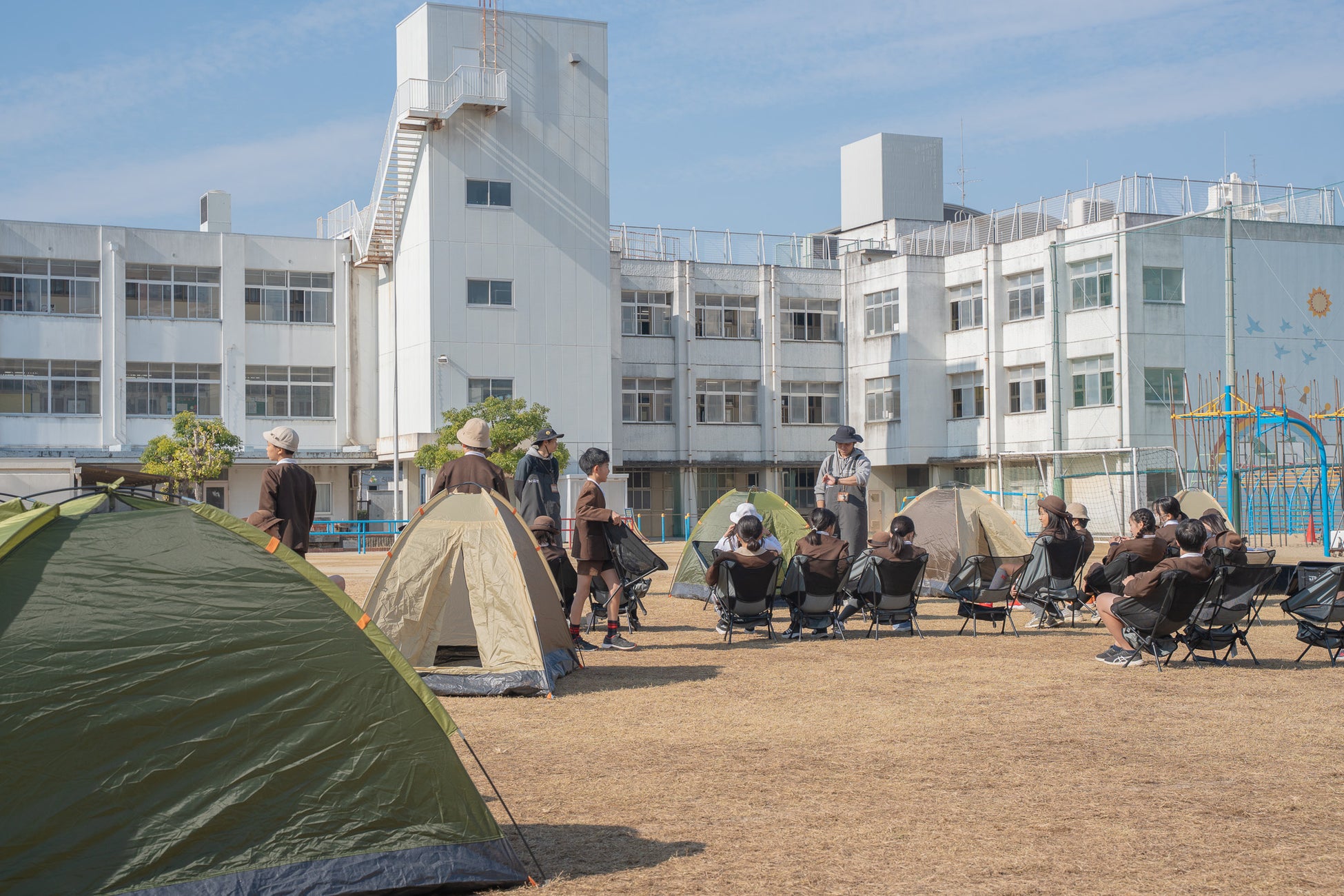 【放課後の校庭がキャンプ場に！？】箕面自由学園で「校庭キャンプ」始動！AI時代だからこそ“あえて非効率な体験”で子どもの生きる力を育む