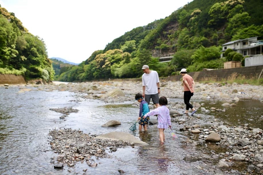 子連れ夏旅を快適にする「チェックイン前の川遊びキャンペーン」を1日1組限定で実施　熊野古道の宿「SEN.RETREAT TAKIJIRI」