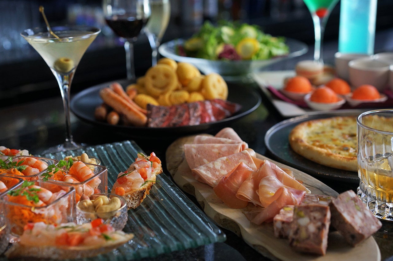 夜景とともに楽しむ大人のバル時間を。飲み放題付き『スカイバル』がロイヤルパインズホテル浦和19Fトップラウンジにて2026年7月１日(水)～9月11日(金)の平日限定で復活開催！