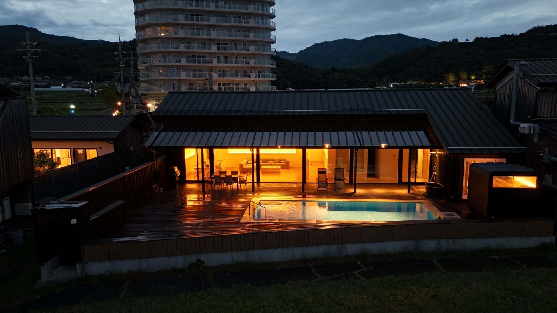1日1組限定の絶景リトリート「日置浜ヴィラ」に本格プライベートサウナ誕生。希少な天然温泉「金温泉」と叶える極上の癒やし