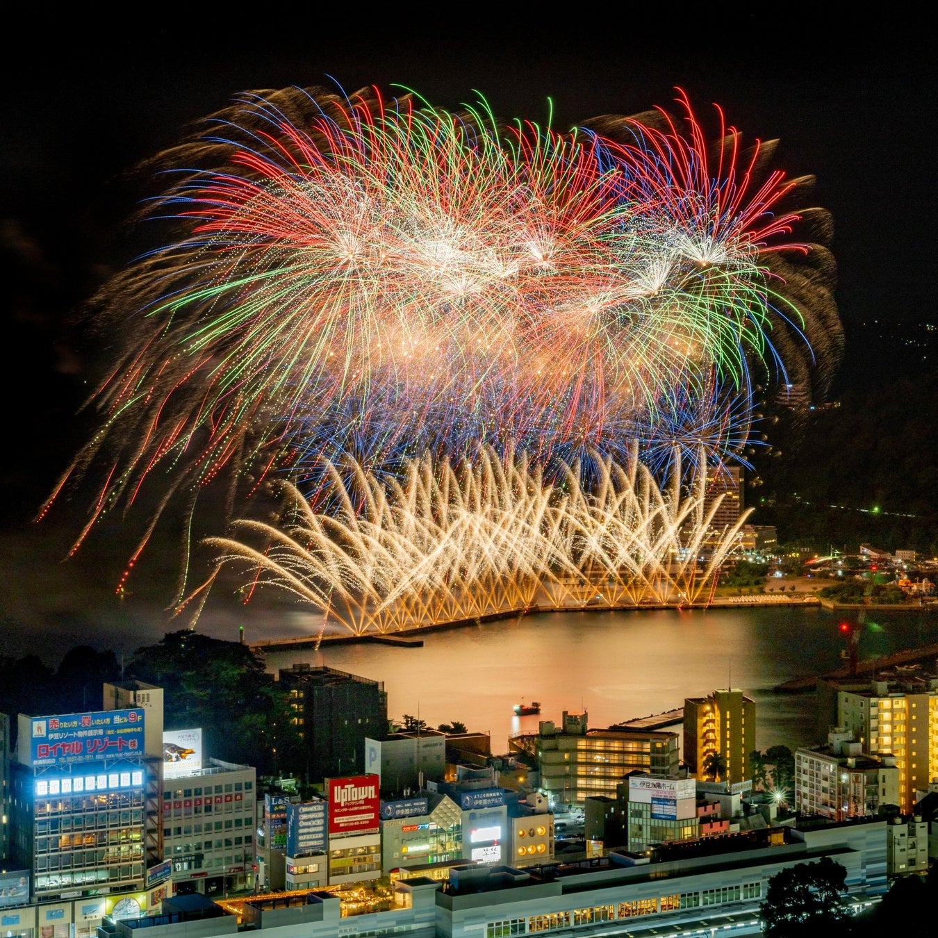 【夏空に咲く大輪の華】夏の海水浴シーズンは熱海温泉へ！7月の熱海海上花火大会は20日（月祝）、26日（日）。特等席確約の送迎付きプランの販売中。空席少なくなっているので、ご予約はお早めに！