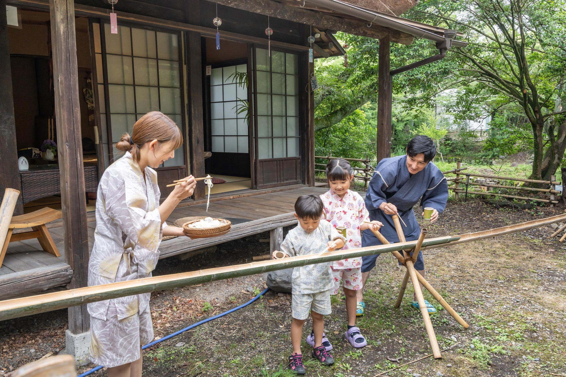 【愛知県尾張地方初！？】BBQの締めは本物の竹で流しそうめん。合掌造りを背景に、親子で“昔ながらの夏休み”を体験できる夏限定コンテンツが瀬戸市に登場。