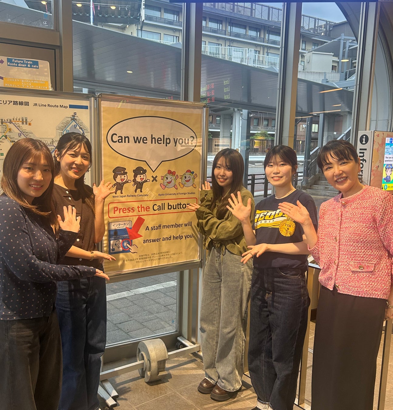 【京都外国語大学×JR西日本による産学連携】観光都市・京都のインバウンド対応に学生が挑む！「外国人観光客にやさしい駅づくりプロジェクト」の成果物を5月末よりJR円町駅などで掲出開始