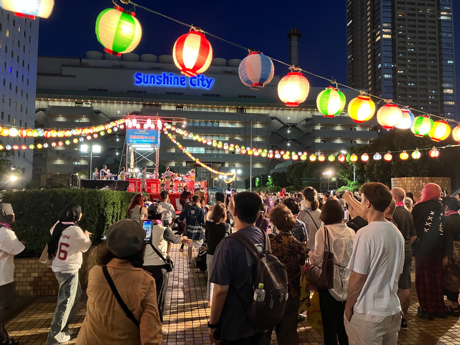 都会の夜景と提灯が重なる1978年から40年以上続く池袋の夏の風物詩「第47回 サンシャインシティ納涼盆踊り大会」*7月30日（木）～8月1日（土）19:00～21:15*